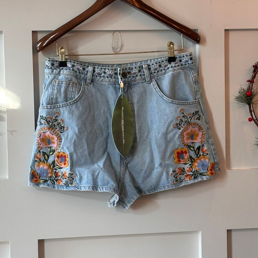 NWT 🌸✨ Farm Rio Embroidered Floral Denim Shorts | Size 31 | Boho Cottagecore